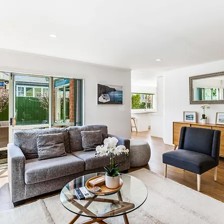 Private And Sunny 3-Bedroom Home With Parking